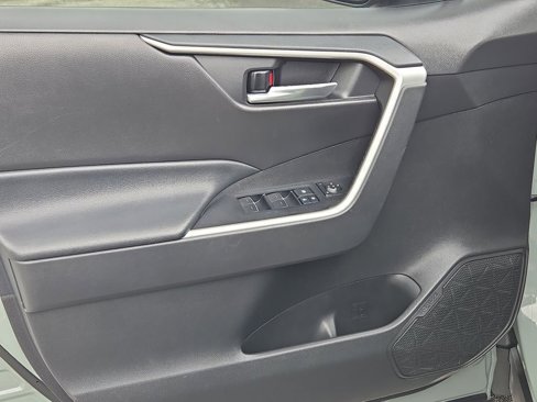 Used 2022 Toyota RAV4 XLE image 13