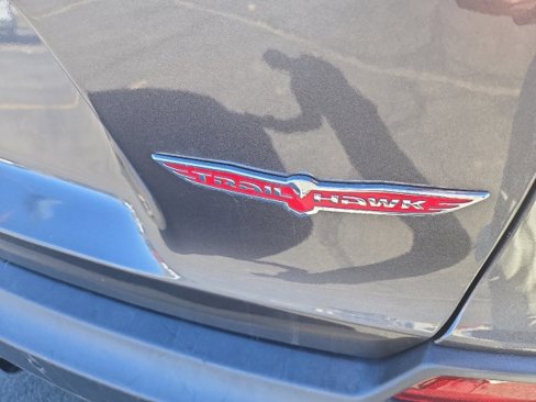 Used 2019 Jeep Cherokee Trailhawk image 11