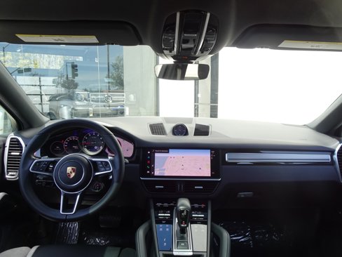 Used 2023 Porsche Cayenne Platinum Edition image 16