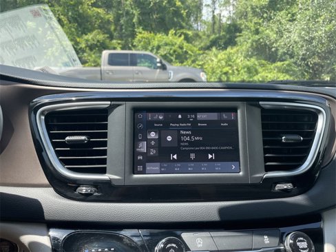 Used 2022 Chrysler Voyager LX image 16