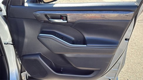 Used 2021 Toyota Highlander Platinum image 12