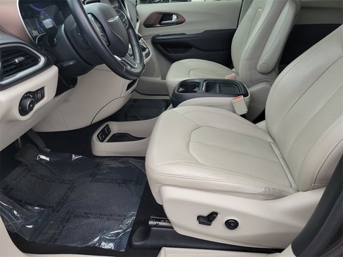 Used 2018 Chrysler Pacifica Touring-L w/ Advanced Safetytec Group image 20
