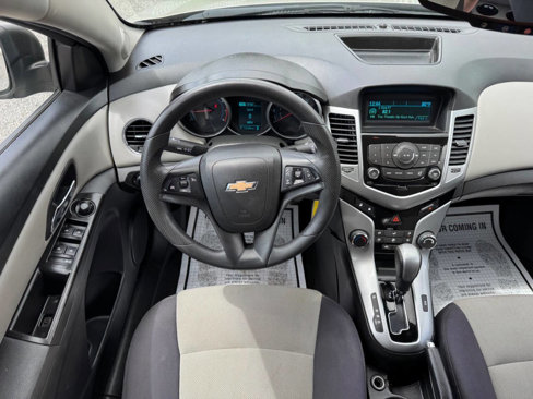 Used 2013 Chevrolet Cruze LS image 29