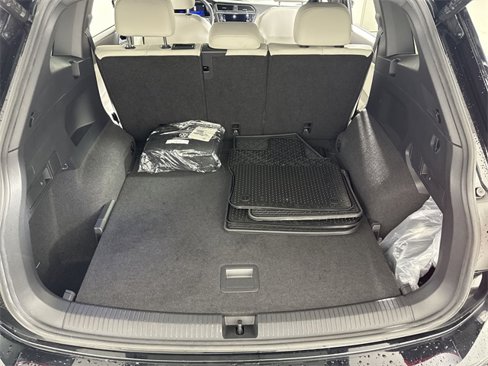 Used 2022 Volkswagen Tiguan SE R-Line image 14