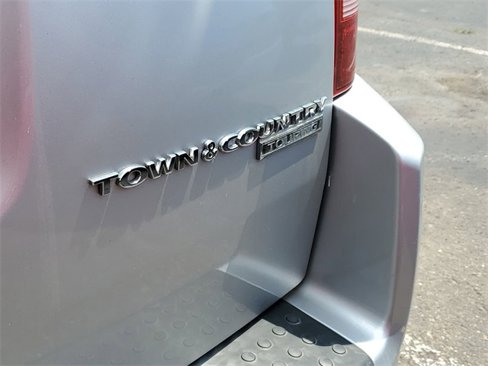 Used 2010 Chrysler Town & Country Touring image 27