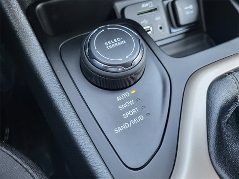 Used 2014 Jeep Cherokee Latitude image 28