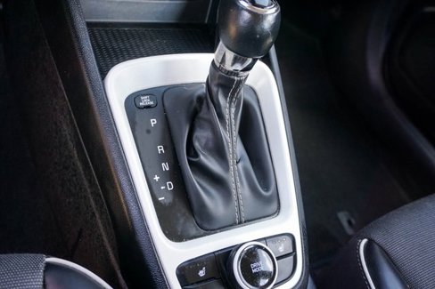 Used 2022 Hyundai Venue Limited image 16