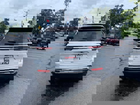 New 2025 Jeep Grand Cherokee Laredo X w/ Luxury Tech Group I image 7