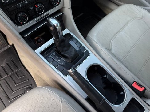 Used 2013 Volkswagen Passat TDI SE image 25