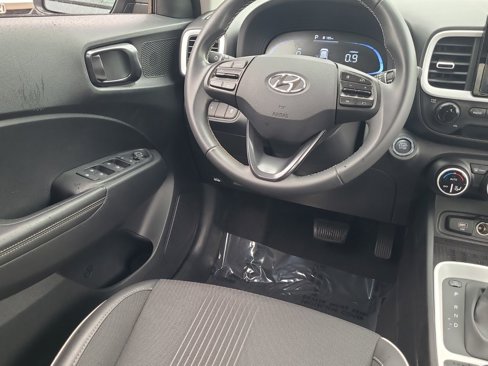 Used 2024 Hyundai Venue Limited image 14