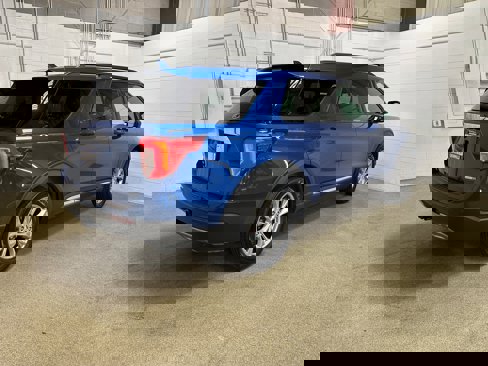 Used 2020 Ford Explorer XLT w/ Equipment Group 202A image 7