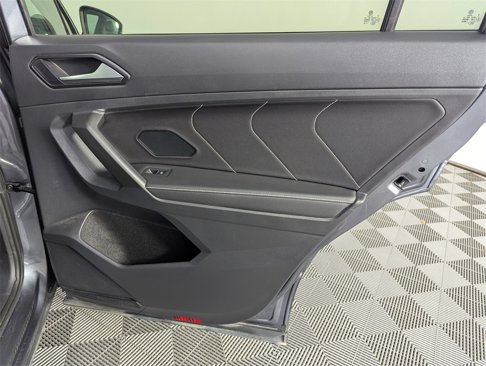 Used 2022 Volkswagen Tiguan SE image 32