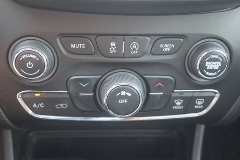 Used 2019 Jeep Cherokee Latitude Plus image 13