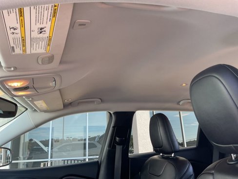 Used 2019 Jeep Cherokee Latitude Plus w/ Comfort/Convenience Group image 27