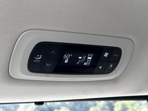 Used 2022 Chrysler Pacifica Touring-L image 29