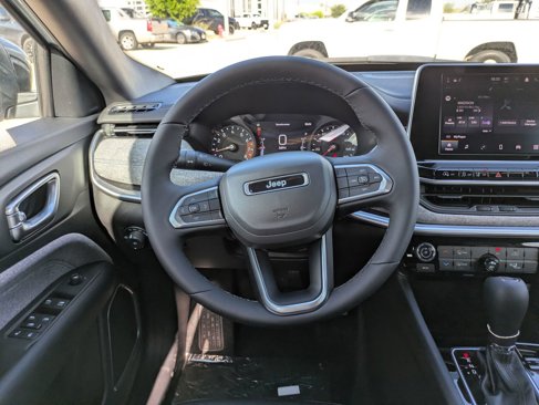 New 2025 Jeep Compass Latitude image 18