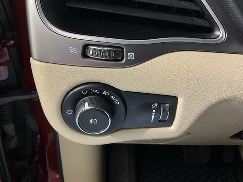 Used 2019 Jeep Cherokee Latitude w/ Cold Weather Group image 26