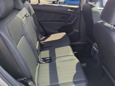 Used 2022 Volkswagen Tiguan SE w/ Panoramic Sunroof Package image 16