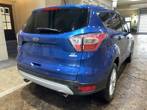 Used 2017 Ford Escape SE image 3