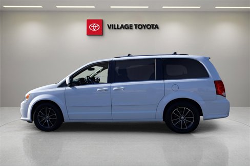 Used 2017 Dodge Grand Caravan SXT image 2