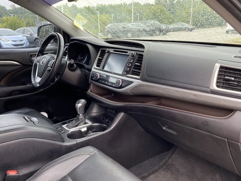 Used 2017 Toyota Highlander Limited image 21