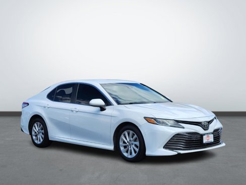 Used 2018 Toyota Camry LE image 5