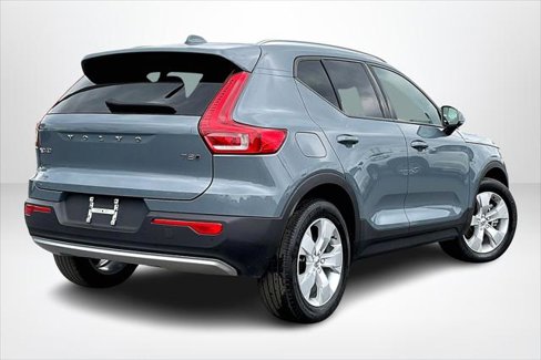 Used 2022 Volvo XC40 T5 Momentum image 5