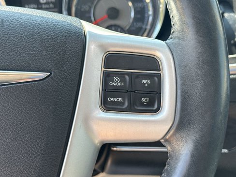 Used 2016 Chrysler Town & Country Touring-L image 42