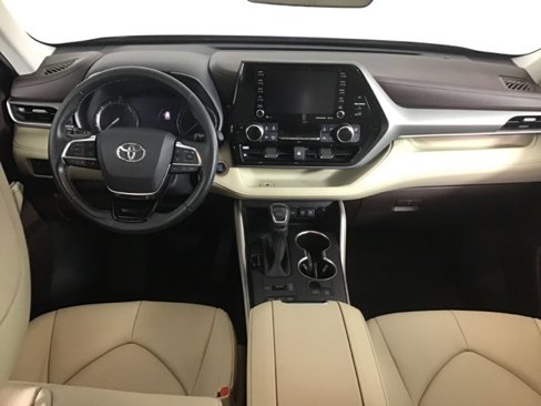 Used 2020 Toyota Highlander XLE image 13