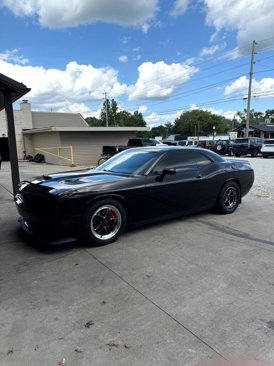 Used 2015 Dodge Challenger SRT Hellcat image 1