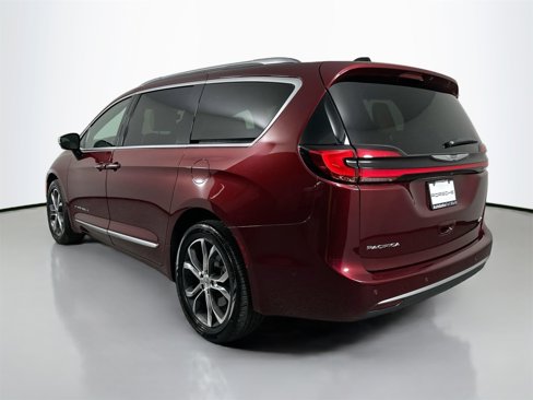 Used 2023 Chrysler Pacifica Pinnacle image 6