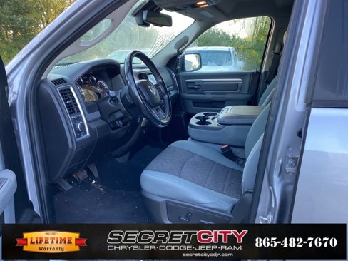 Used 2019 RAM 1500 Classic SLT w/ Luxury Group image 9