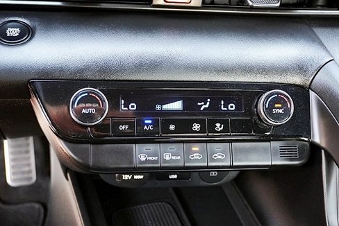 Certified 2025 Hyundai Elantra Sport image 26