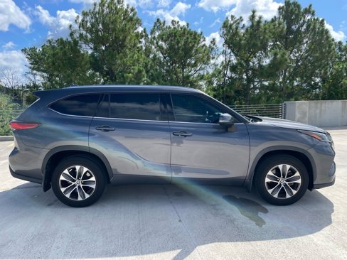 Used 2021 Toyota Highlander XLE image 8
