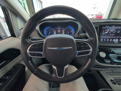 Used 2020 Chrysler Pacifica Touring-L Plus image 35