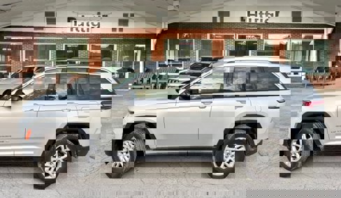 Used 2022 Jeep Grand Cherokee Laredo w/ Luxury Tech Group I image 2