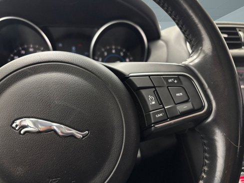 Used 2018 Jaguar F-PACE Premium image 27