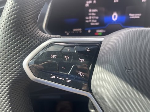 Certified 2022 Volkswagen Tiguan SE R-Line image 26
