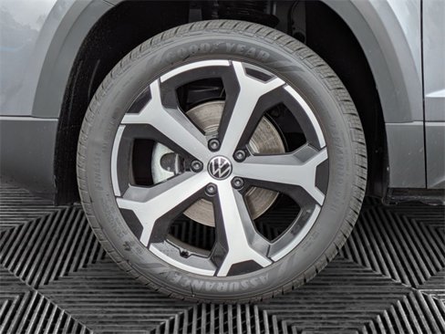 New 2025 Volkswagen Taos SEL image 9