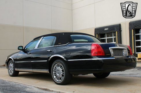 Used 2006 Lincoln Town Car Designer Series image 8
