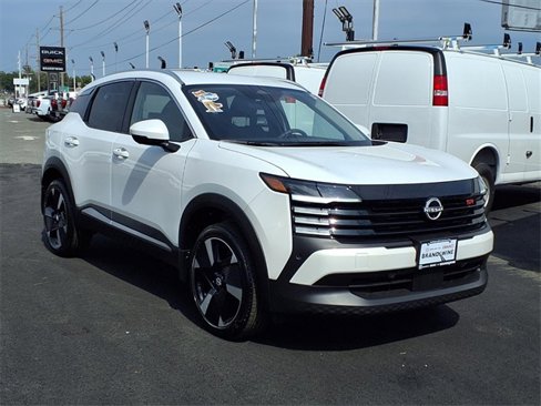 Used 2025 Nissan Kicks SR image 2