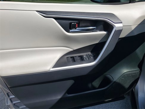 Used 2021 Toyota RAV4 XLE image 18