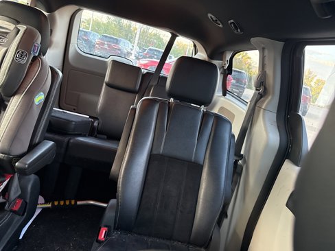 Used 2018 Dodge Grand Caravan SXT image 2