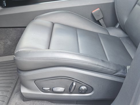 Certified 2024 Porsche Macan 4 Electric image 32