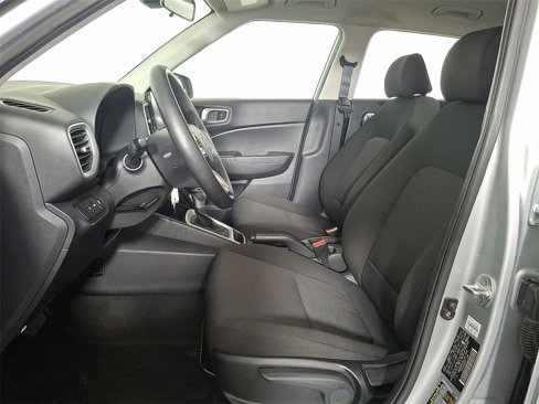 Used 2020 Hyundai Venue SE image 16