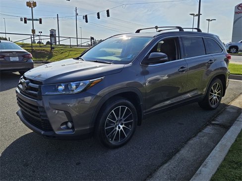 Used 2018 Toyota Highlander SE image 3
