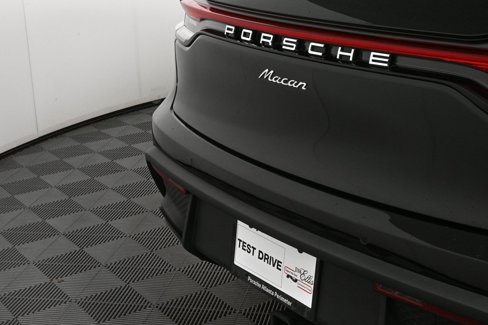Certified 2025 Porsche Macan image 38