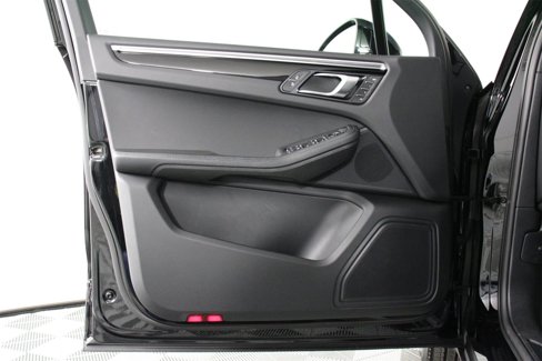 Certified 2025 Porsche Macan image 20