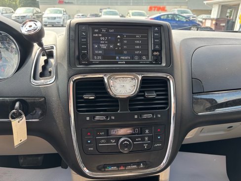Used 2016 Chrysler Town & Country Touring image 32