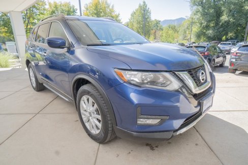 Used 2017 Nissan Rogue SV image 2